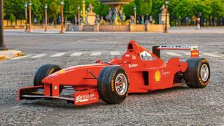 Michael Schumacher erzielte mit dem F300 sechs Saisonsiege. Sein V10 leistete 590 kW/802 PS, die Höchstgeschwindigkeit lag bei 340 km/h. Das Fahrzeug, an dem in den vergangenen 23 Jahren nichts verändert wurde, wird nun versteigert. (Bild: Kevin Van Campenhout ©2022 Courtesy of RM Sotheby’s)