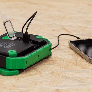 Der Micro-USB-Anschluss ermöglicht das Laden mobiler Geräte im Powerbank-Modus.(Bild:  Stahlwille)