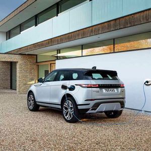 Der Range Rover Evoque erhält einen Steckdosenanschluss.(Bild:  Land Rover)
