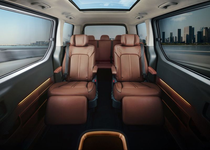 In Reihe zwei gibt es Business-Class-Sitze. (Bild: Hyundai)