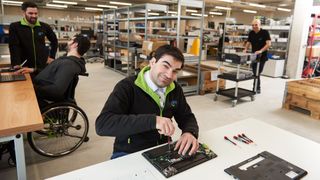 Bei AfB arbeiten Menschen mit und ohne Behinderung Hand in Hand. (Bild: Katrin Lautenbach)