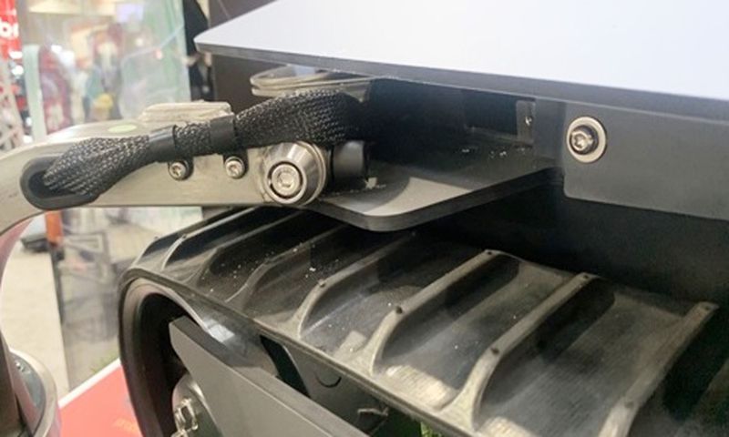 Strukturdämpfer sorgen für zusätzlichen Schutz des Roboters beim Einschwenken seines Auslegers. (Bild: Brüggli Industrie)
