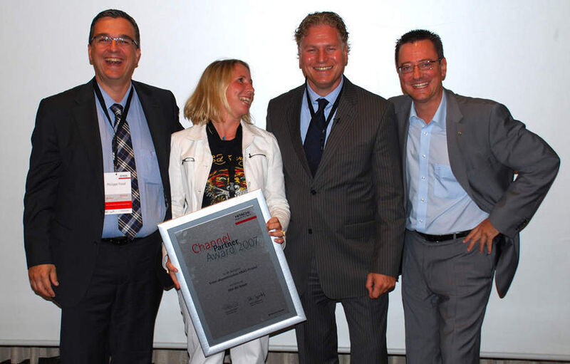 Partner-Award »Erstes abgeschlossenes HNAS-Projekt«: EDV-BV GmbH. von links: Philippe Fossé, Alexandra Reis (Kaufmännische & Technische Leitung EDV-BV), Volker Grappendorf, Patrick D. Cowden (Archiv: Vogel Business Media)