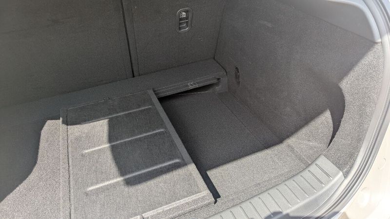 Unter dem Laderaumboden ist noch etwas Platz. (Bild: Simon – VCG)