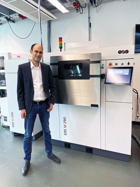 Frank Gersbach, Manager Additive Fertigung bei Urma, vor der EOS M 290, Allroundmaschine für 3D-Druck von Metallbauteilen. (Urma)