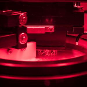 Forschende am wbk Institut für Produktionstechnik des KIT haben ein Materialsystem für Multi-Material-3D-Druck entwickelt: Zwei Keramiken werden in einem Arbeitsgang zu einem Bauteil kombiniert – ohne Fräsen oder Drehen. So entstehen Hybridkeramiken mit lokal angepassten funktionalen, mechanischen, elektrischen oder thermischen Eigenschaften (z. B. harter Rand, poröser Kern). Das Verfahren eröffnet neue Design- und Funktionsräume für Prototypen und Kleinserien – mit Anwendungen von verschleißfesten Maschinenbauteilen und patientenspezifischen Implantaten bis zu leichten, hitzebeständigen Luft- und Raumfahrtstrukturen, energietechnischen Keramiken sowie Elektronik und Sensorik.(Bild:  Markus Breig, KIT)