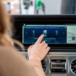 MB.Charge Public: Mercedes will einen integrierten Ladedienst mit erweiterten digitalen Funktionen für bequemes öffentliches Laden aufbauen. Dazu wird das Auto mit dem Ladestationen vernetzt.(Bild:  Mercedes-Benz)