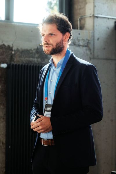Auch in diesem Jahr wieder ein willkommener Sprecher: Christoph Callewaert mit seinen Ausführungen zu NIS2 und CRA. (Bild: Vogel IT-Akademie)