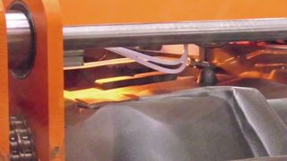 Energieeffizienter Flashstrahler der neu konzipierten Geiss-Twin-Sheet-Anlage beim sekundenschnellen Aufwärmen der empfindlichen PE-Schaumfolienbahn für Leichtbau-Kfz-Airducts. (Bild: Geiss)