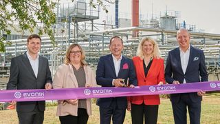 Von links nach rechts: Gerrit Wienhoefer (Standortleiter Steinau, Evonik), Nicole Rudningen (Leiterin Produktion & Technik Care Solutions, Evonik), Thomas Wessel (Personalvorstand und Arbeitsdirektor, Evonik), Ute Schick (Leiterin Care Solutions, Evonik), Johann-Caspar Gammelin (Mitglied des Vorstandes und President Nutrition & Care, Evonik) (Bild: Evonik)