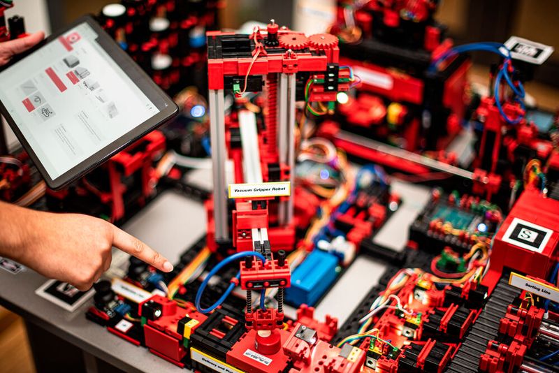 Unter dem Motto „Zukunft live erleben“ präsentiert CAS Software auf der Hannover Messe integrierbare CRM/XRM- und Konfigurationslösungen aus einer Hand. Industrie 4.0, Digitalisierung und Individualisierung in der Produktion, bedürfen der Pflege besonders vertrauenswürdiger Beziehungen: Gemeinsam mit fünf Partnern zeigt das CAS-Team an Stand D26 in Halle 17 erstmals, wie CRM/XRM, Produktkonfiguration, Smart Factory sowie Service zu einer durchgängigen Lösung verschmelzen, um entlang der gesamten Customer Journey faszinierende Kundenerlebnisse zu gestalten. Komplettiert wird das Angebot an innovativen Software-Lösungen von einem vielseitigen Messeprogramm mit Erfahrungsberichten von Kunden, Podiumsdiskussionen, Fachvorträgen von Experten im eigenen Softwarekino und Live-Demos von innovativen Apps aus den CAS Future Labs. (Bild: CAS Software)