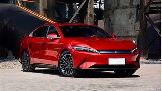 Bekanntlich sind chinesische Elektroautos, wie dieser BYD-Bolide, günstiger als in Europa oder gar Deutschland hergestellte Typen. Der Branchenexperte Ferdinand Dudenhöffer macht sich deshalb Sorgen um unsere Automobilindustrie ... (Bild: Ch. Ming)
