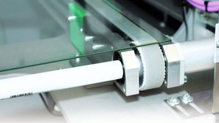 Glasscheibentransport mit endlos gefertigten Polyurethan-Zahnriemen Brecoflex 25 T5 im Roth & Rau-Werk Zwickau. (mulco) (Archiv: Vogel Business Media)