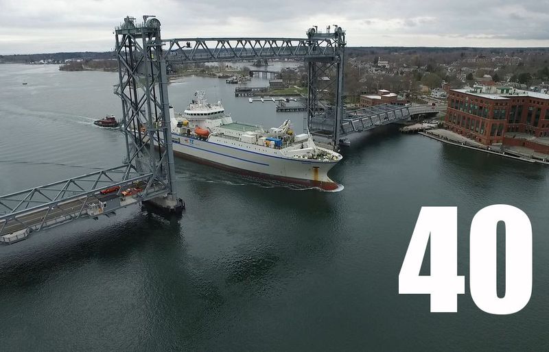 Meter hebt der Hebemechanismus die Memorial Bridge in den USA mit einer Durchschnittsgeschwindigkeit von 1 m/s an. Mit  Energie versorgt wird die Hebebrücke von mit Steckern konfektionierten und in Energieketten eingesetzten Leitungen von Igus. (Igus)