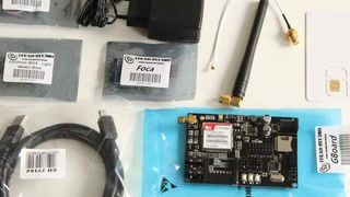 Für den Einstieg in die Maschinenkommunikation bietet die Telekom das Paket M2M DevStarter Arduino. Es enthält ein Arduino GSM-Board inklusive Zubehör. Außerdem: eine SIM-Karte inklusive M2M Datentarif und privaten Zugang zur cloudbasierten M2M Developer Platform für sechs Monate. (Bild: Deutsche Telekom)