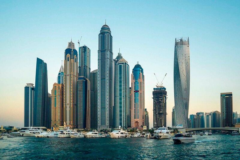 Dubai gilt als die führende intelligente Stadt im Mittleren Osten. Bis 2021 will die Stadt alle  Daten des öffentlichen Sektors für Stadtplanungs- und Managementanwendungen öffnen und dann komplett papierlos sein. Dubai setzt auf digitale Zertifikate und IoT-Technologie, um diese Vision Wirklichkeit werden zu lassen. Dubai ist nach Einschätzung von Fachleuten führend bei der Nutzung des 3D-Drucks für den Bau und nutzt die Technologie, um beispielsweise ein Bürogebäude zu errichten. (gemeinfrei)