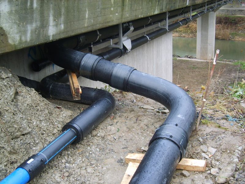 Schutz vor Frost: Akatherm-ThermoPlus als frei verlegte Rohrleitungen für Brückenquerungen  (Bild: Akatherm FIP)