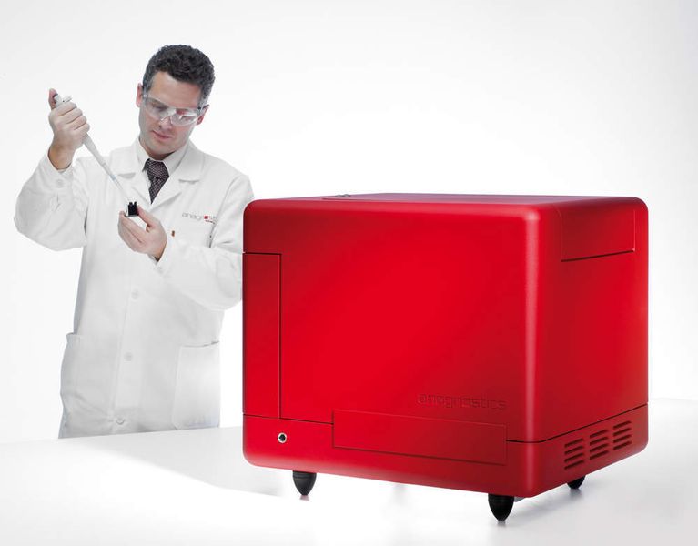 Die einzelnen Testgefäße werden an den hyborg (Analyseautomat) übergeben, der die Proben vollautomatisiert nach einigen hundert Merkmalen untersucht.  (Bild: Anagnostics)
