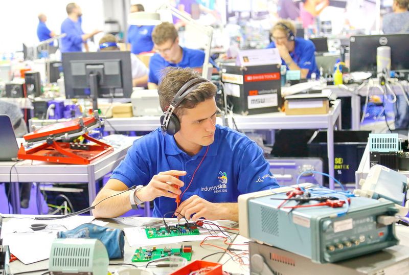 Schweizer Meister 2016 gesucht: Intensive Wettkämpfe auf der Prodex in den Disziplinen Konstrukteur, Elektroniker und Automatiker. (Anne Richter)