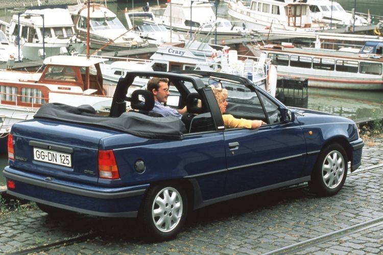 Auch das E-Kadett-Cabrio war kein 100-prozentiges Cabrio: Hier störte – genau so wie beim Hauptkonkurrenten Golf Cabrio – ein unschöner Bügel das Gesamtkonzept. (Foto: Opel)