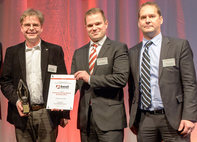 Der „Oracle-on-Oracle Partner of the Year“: Michael Beeck, Geschäftsführer Best Systeme (l.) mit den Oracle-Managern Tilman Hahn (2. v. l.) und Matthias Grasmäher. (© Arndt Mueller)