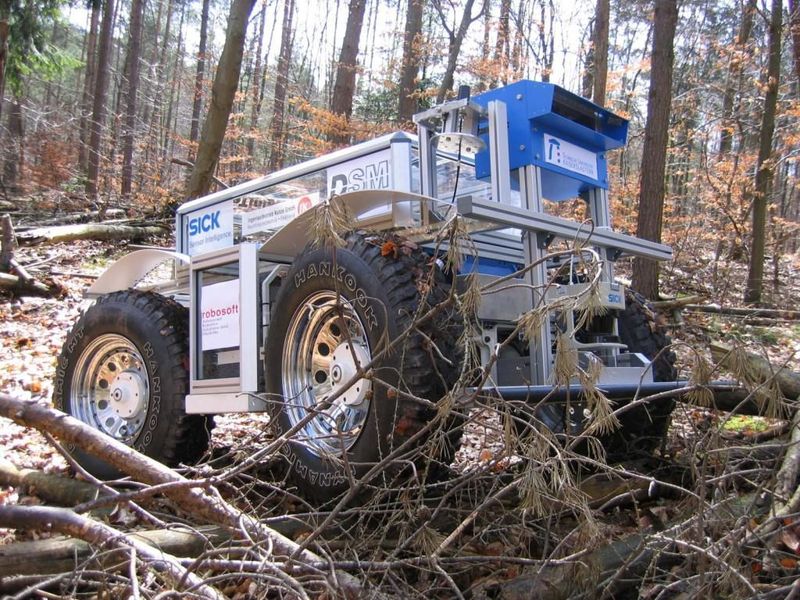 Mit Ravon erforscht die Arbeitsgruppe Robotersysteme der Technischen Universität Kaiserslautern verhaltensbasierte Bewegungs-, Lokalisations- und Navigationsstrategien im rauen, unebenen Gelände.  (Bild: Technische Universität Kaiserslautern)
