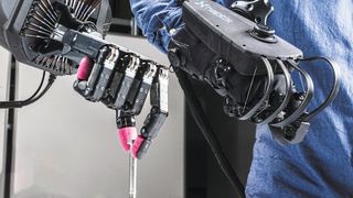 Precise imitation: The humanoid Shadow Dexterous Hand in the Hapt-X-Deep Future Lab mimics the movements of a human hand – a crucial step for the intuitive learning of robots. (Image:Amadeus Bramsiepe, KIT)