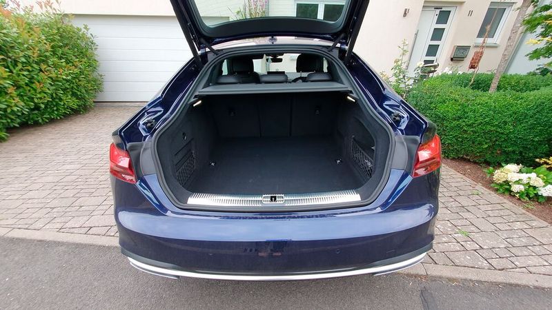 9. Der Kofferraum : Der Kofferraum, der eine auffallend große Klappe hat, schluckt 465 Liter Gepäck. Die recht hohe Ladekante und der tiefe Kofferraum erschweren das Beladen etwas. (Bild: Mauritz – VCG)