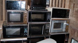 Diverse Mikrowellenofen aus den 1980er Jahren. (Microwave ovens, several from the 1980s / Daniel Christensen / CC BY 3.0)