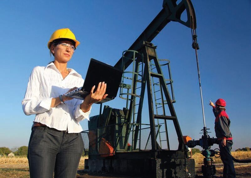 Operators recording characteristic measurement in an oil well. (Picture: depositphotos.com/branex)
