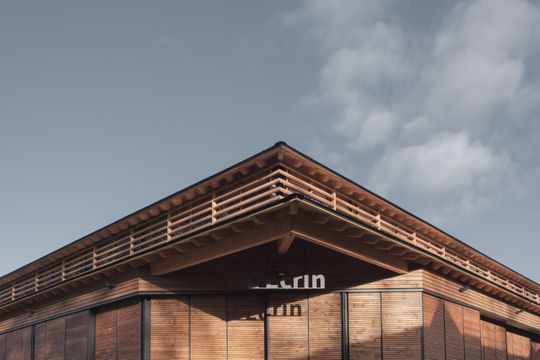 Die Halle und zwei ihrer vier Fassaden kommen ohne tragende Stützen aus. (Bild:  Yon de Poncins)