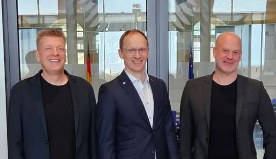 Grund zum Lachen haben (von links) Achim Weiß (CEO von Ionos), Henri Schmidt (Mitglied des Deutschen Bundestages von der CDU), und Frank Karlitschek (CEO von Nextcloud). Denn Ionos un Nextcloud entwickeln mit Euro-Office eine europäische Alternative zu Microsoft-Office.(Bild:  Euro-Office)
