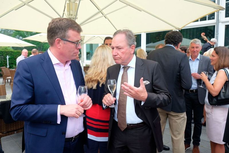 Klare Worte: (v. li.) Jan-Niklas Sontag (Kfz-Gewerbe Schleswig-Holstein) im Gespräch im Dirk Weddigen von Knapp (VW- und Audi-Händlerverband). (Zietz/»kfz-betrieb«)