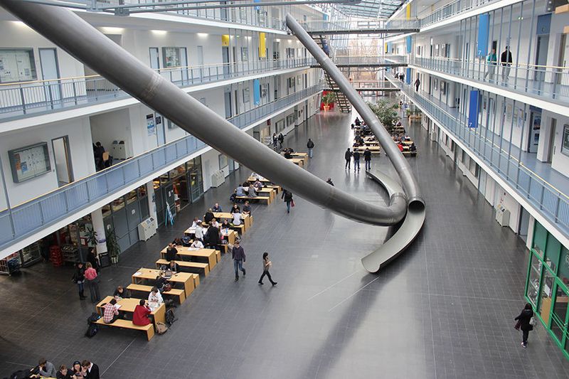 An die Alumni und das Professorenkollegium der TU München sind bis heute 13 Nobelpreise vergeben worden. Sechs Auszeichnung entfallen auf den Fachbereich Chemie. Der letzte Nobelpreis in Chemie ging 2007 an Gerhard Ludwig Ertl für seine Studien von chemischen Prozessen auf Festkörperoberflächen. Ertl ist unter anderem Mitherausgeber von fünf Fachzeitschriften rund um das Thema Oberflächenchemie und ist zudem Mitglied des Herausgebergremiums von neun internationalen Zeitschriften. (TobiasK)