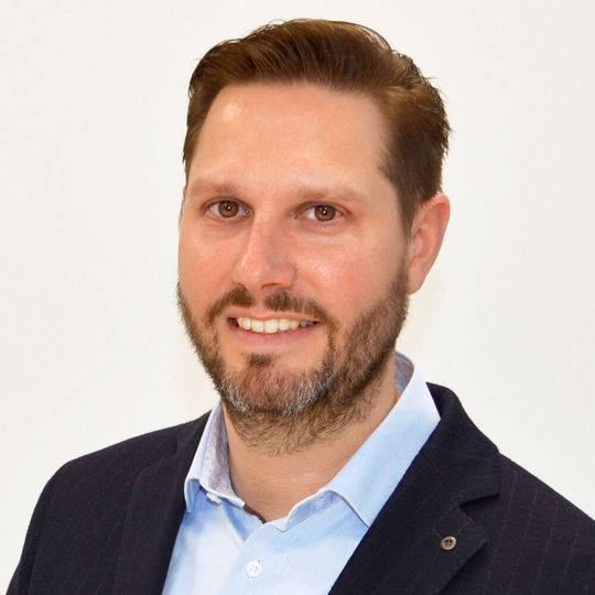 Roger Griesemer, General Manager Memory Solutions bei Swissbit: „TLC-NAND-Flash im pSLC-Modus bietet nicht nur eine lange Lebensdauer, sondern auch einen besseren Datenerhalt als TLC.“(Bild:  Swissbit)