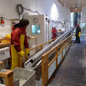 Abb. 2: Blick in das NEEM-Labor auf Grönland, in dem die Eiskerne gewonnen werden.