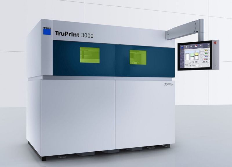 Mit der Truprint 3000 lassen sich laut Trumpf komplexe metallische Bauteile mit einer Größe von bis zu 300 mm im Durchmesser und 400 mm Höhe generieren. Die Anlage sei mit einem 500 Watt starken Laser ausgestattet. Das als besonders clever beschriebene Wechselzylinderprinzip garantiere dass immer genug Pulver zur Verfügung stehe. (Trumpf)