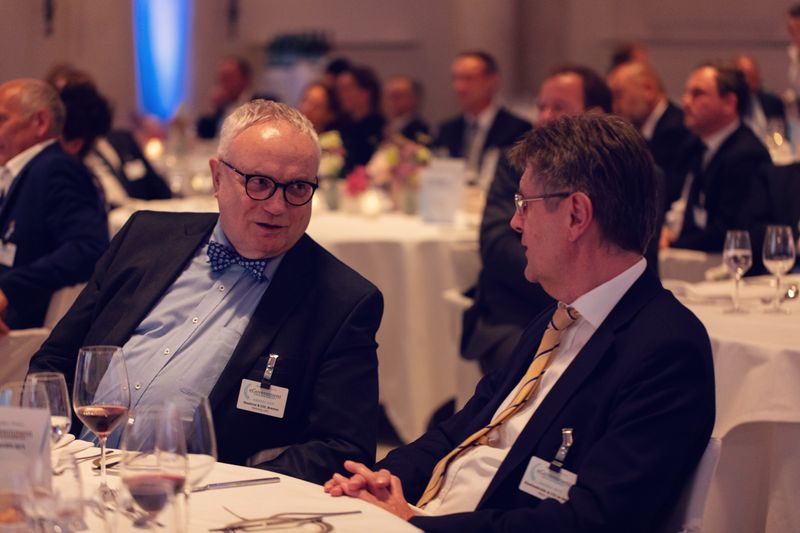 Henning Lühr (l.) und Klaus Vitt tauschen sich aus. (Offenblen.de)