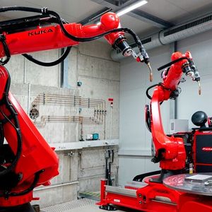 So sieht die schlüsselfertige kollaborierende Alotec-WAAM-Roboteranlage an der BTU Cottbus-Senftenberg aus, bevor sie die additive Fertigung von Metallbauteilen angeht. Fronius-Schweiß-Know-how gehört dazu. (Bild: Alotec Dresden)