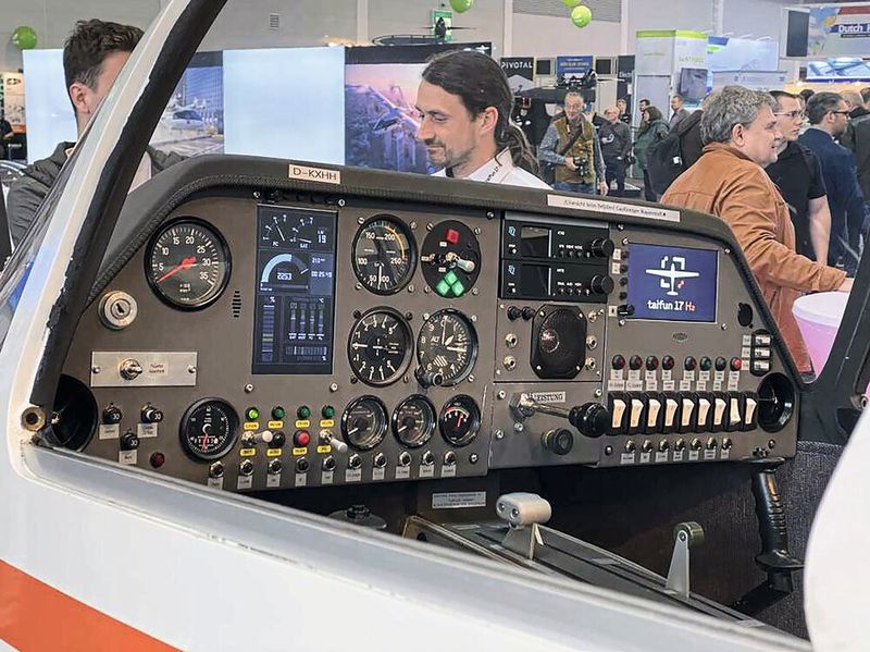 Emissionsfrei fliegen: Auf der AERO-Messe zeigt die THWS ihr Wasserstoff-Flugzeug Taifun 17 H2 mit selbstentwickeltem Innenleben.  (Bild: THWS/Johannes Paulus)