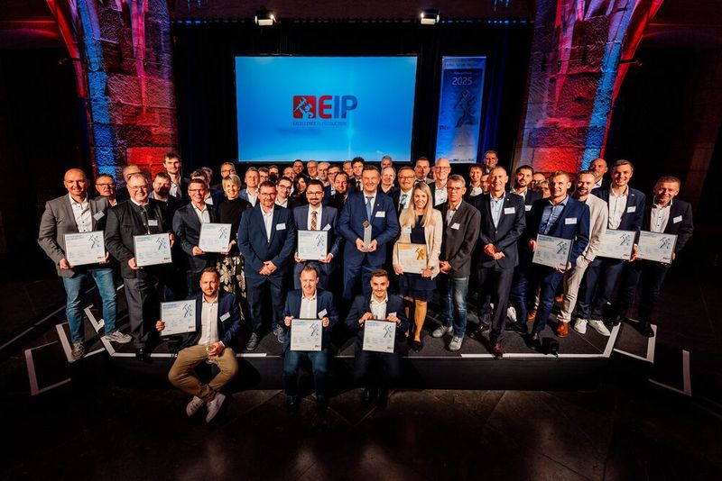 Zum Ende der Preiisverleihung versammeln sich nochmals alle Finalisten des Wettbewerbs 