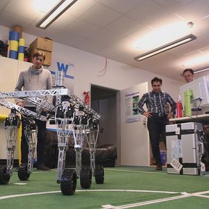 Das elfköpfige Berlin-Rockets-Team entwickelt für den Wettbewerb einen selbständig agierenden Roboter, der sich auf zwei Arten fortbewegen kann: Zum einen ist er dazu in der Lage, auf sechs Beinen zu schreiten, um beispielsweise unwegiges Gelände zu überwinden. Zum anderen kann sich der Roboter auf Rädern fortbewegen, so dass er auf ebenem Untergrund höhere Geschwindigkeiten erreicht.