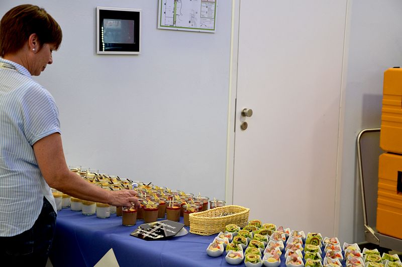 Zu den zwei Hauptgerichten werden Häppchen und Desserts angeboten. (Bild: LABORPRAXIS)