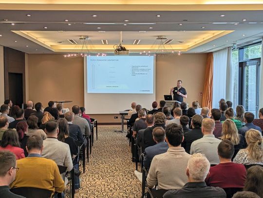 Wenn Diplom-Informatiker Burkhard Schäfer die Digitalisierungspyramide nach Maslow vorstellt, hören alle interessiert zu.(Bild:  VCG – Lüttmann)