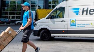 Deutschland ist wieder im Oster-Lockdown. Wieder werden Ostergrüße per Paket verteilt. Wie letztes Jahr, will Hermes für über 90 Prozent der Sendungen die rechtzeitige Zustellung garantieren. (Th. Lohnes / action press)