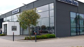 Die Herbrand-Filiale in Kleve wurde 2012 komplett umgebaut. Die ehemalige Lkw-Werkstatt dient heute als Ausstellungshalle. (Rubbel / »kfz-betrieb«)