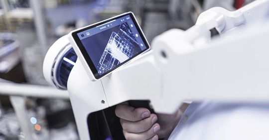 (Die unterschiedlichen Scanner lassen sich wie hier durch die Fabrikhalle schieben oder tragen. Sie erfassen, wo sich beispielsweise Maschinen, Säulen und Rohre befinden als Punktwolke. Bild: Navvis)