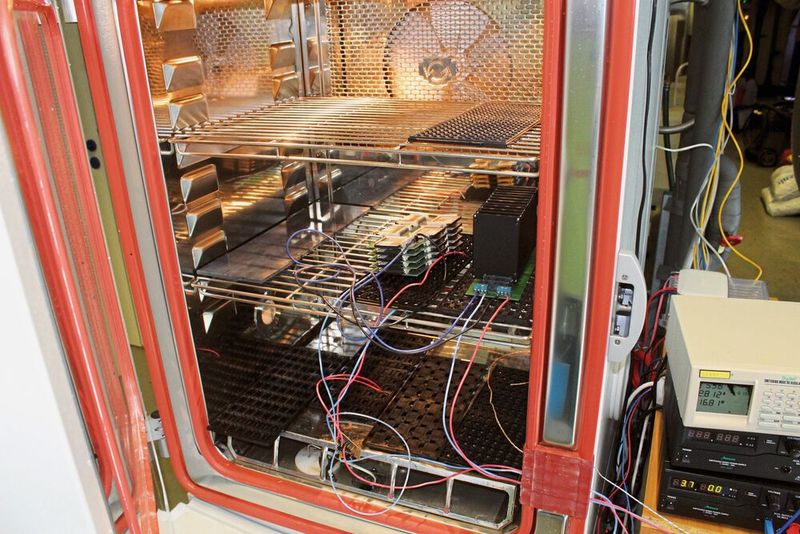 Bild 5:  THB-Testaufbau (Temperature  Humidity Biased):  Dabei werden die Prüflinge bei 85 °C und 85 % rH mit Versorgungsspannung + 10 % betrieben. (Bild: Swissbit)