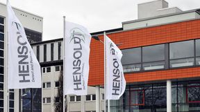 Den Rückenwind, den der Rüstungsspezialist Hensoldt derzeit verspürt, lassen auch die Fahnen ahnen! Lesen Sie hier, was der Konzern in den ersten Monaten des Jahres erreicht hat ... (Bild: Hensoldt)