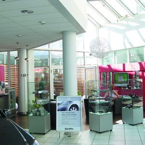 In der Kundenwartezone mit anschließendem Atrium  lässt es sich gut verweilen.